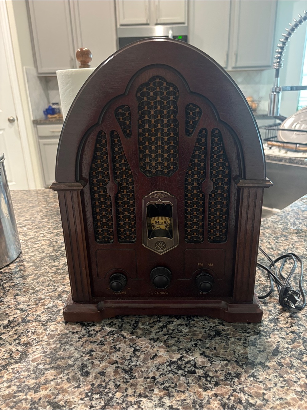 GM vintage style AM & FM Radio wood veneer.